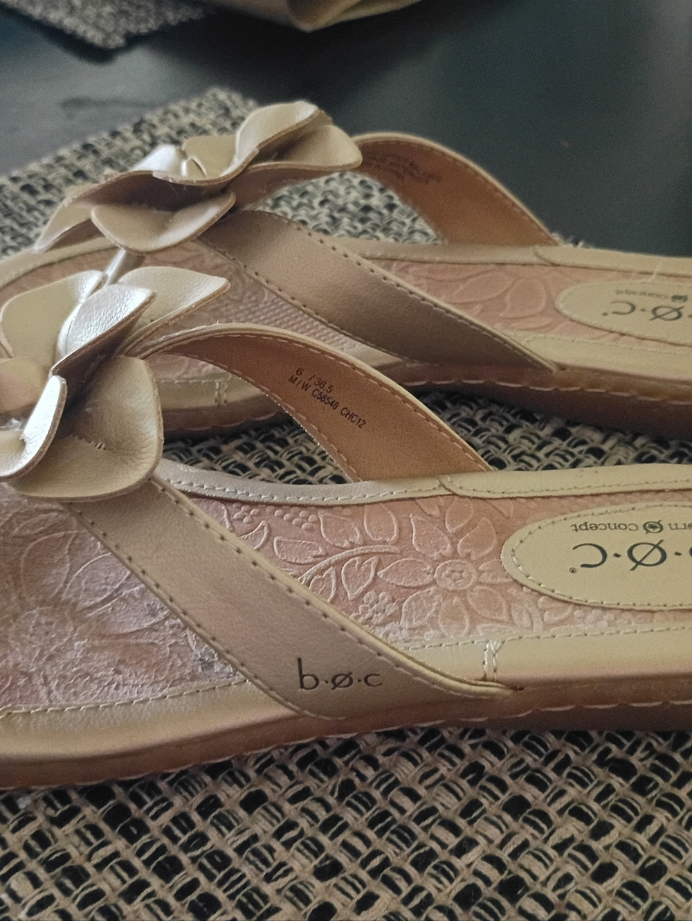 BORN B.O.C. NWOT Gold Leather Sandals - Picture 4 of 6